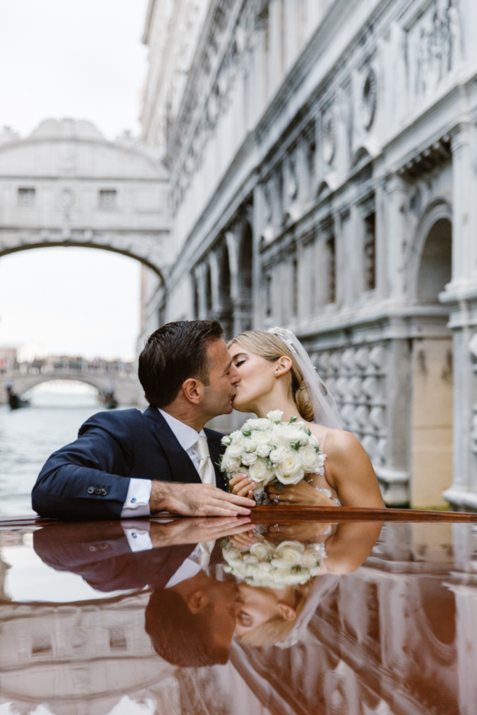 Bride & gr0m - wedding venice in taxi